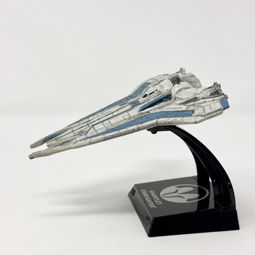 Hot Wheels Star Wars Gauntlet Starfighter Die Cast Ship w Display Stand